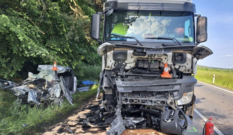 Na Písecku narazilo osobní auto do kamionu. Dva lidé zemřeli