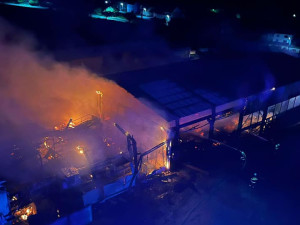 Hasiči likvidují požár pily. Škoda přesahuje deset milionů korun