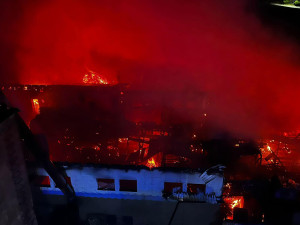 Hasiči likvidují požár pily. Škoda přesahuje deset milionů korun