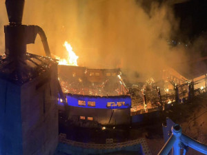 Hasiči likvidují požár pily. Škoda přesahuje deset milionů korun