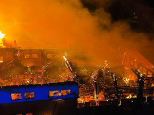 Hasiči likvidují požár pily. Škoda přesahuje deset milionů korun