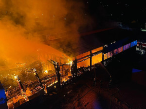 Hasiči likvidují požár pily. Škoda přesahuje deset milionů korun