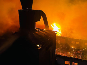 Hasiči likvidují požár pily. Škoda přesahuje deset milionů korun