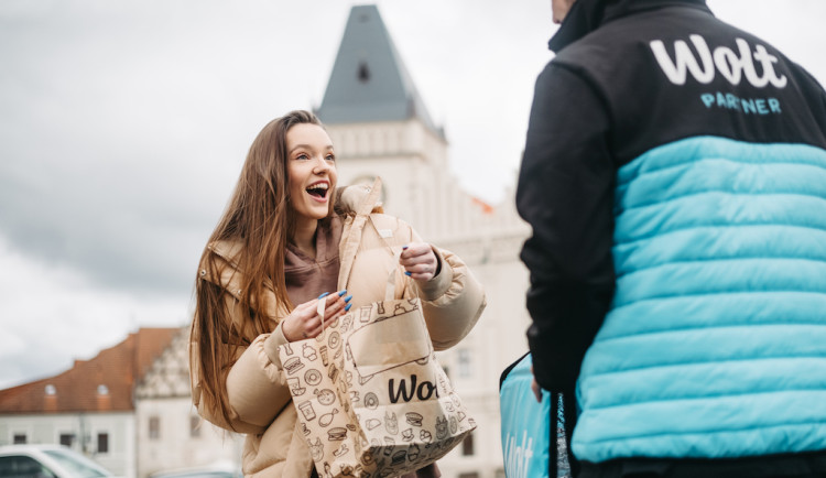 Do Tábora dorazili modří kurýři. Jako dárek si Wolt připravil slevu a dopravu zdarma