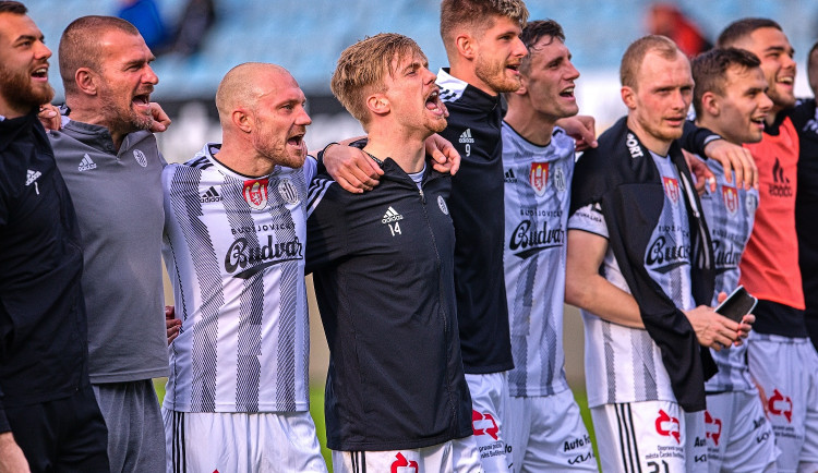 Fotbalisté Dynama nyní nosí znak města na svých dresech.