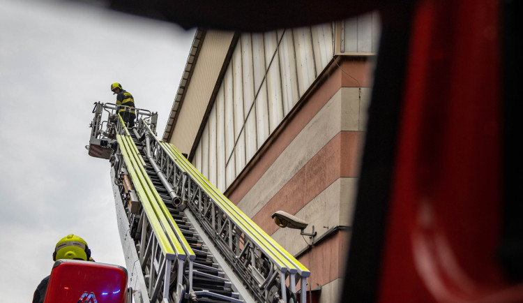 S požárem prachu v olomoucké teplárně hasiči bojovali nepřetržitě dva dny. Několik se jich lehce zranilo
