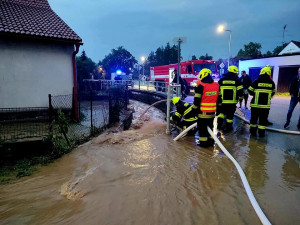 Dva rybníky nezvládly prudké deště. Hasiči odčerpávali vodu ze sklepů