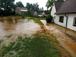 Dva rybníky nezvládly prudké deště. Hasiči odčerpávali vodu ze sklepů