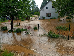 Dva rybníky nezvládly prudké deště. Hasiči odčerpávali vodu ze sklepů