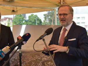 Premiér Petr Fiala (ODS) před areál českobudějovického výstaviště.