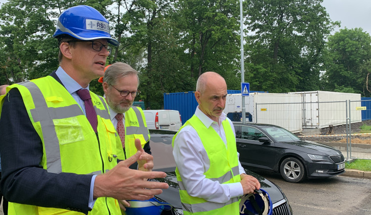 Ministr dopravy Martin Kupka, premiér Petr Fiala a jihočeský hejtman Martin Kuba (všichni ODS) se potkali při návštěvě Vlády ČR v Jihočeském kraji.