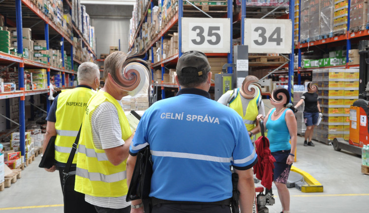 VIDEO: Při raziích na Olomoucku a Přerovsku celníci odhalili čtyřicítku nelegálně pracujících cizinců