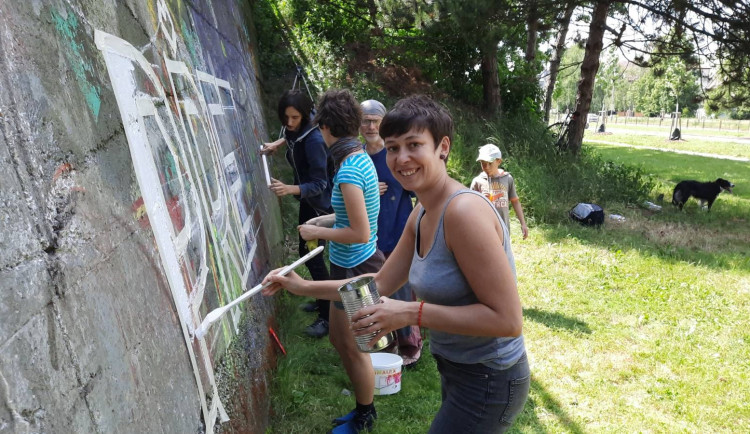 Klimatičtí aktivisté vytvořili v Olomouci velkoplošnou kresbu. Chtějí tak upozornit na změny na planetě