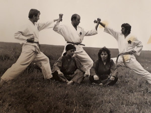 Jaroslav Hlaváček uprostřed s Karlem Pečeným a Antonínem Petříkem + 2 svěřenkyně