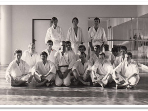 první tréninková skupina karate v ČB, uprostřed p. Hlaváček se svými svěřenci