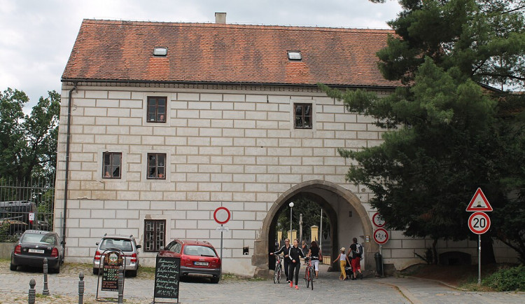 Firma opraví fasádu na jedné z bran v centru Třeboně