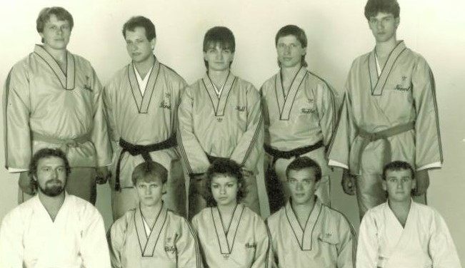 TJ Karate ČB rok 1985, zleva nahoře: Jan Kaňka, Milan Šírek, František Hakl, Jiří Faktor, Jiří Fencl, zleva dole: Jiří Bidlo, Stanislav Bílý, Dana Pouzarová, Jiří Halada, Jan Barát