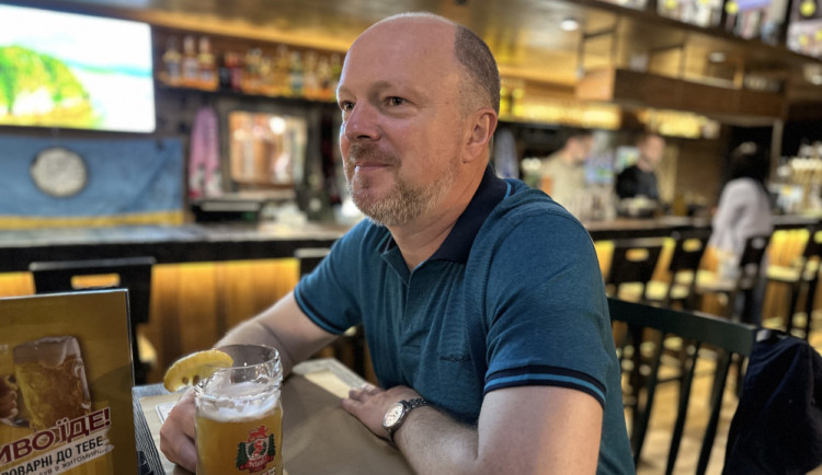 Z učitele se stal voják, kterému umírají studenti. . Někteří studenti jsou zranění či mrtví, říká ukrajinský voják