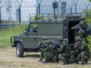 U Temelína si armáda procvičila hned několik modelových situací, od běžné kontroly až po reakci na menší polovojenskou ozbr ojenou skupinu
