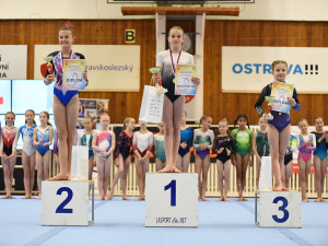 Na třetí příčce (vpravo) v kategorii VS3A je Adriana Hosnedlová.