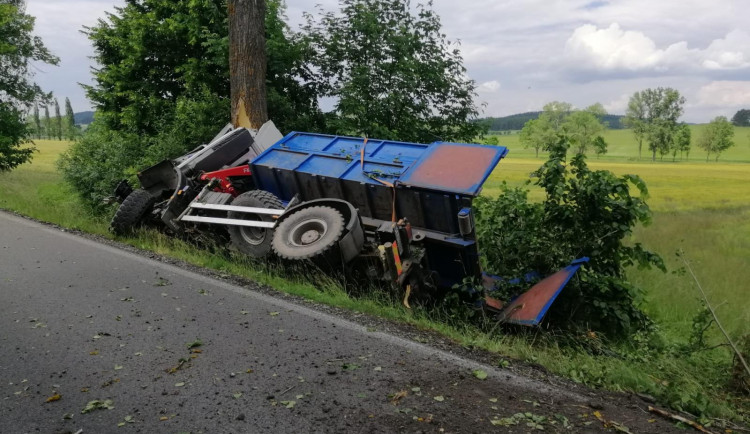 Nákladní auto narazilo čelně do stromu. Řidič nehodu nepřežil