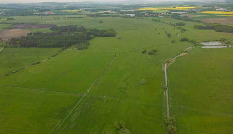 Na leteckém snímku Zbudovských Blat je dosud patrné, kudy meandroval Bezdrevský potok (střed snímku) než ho regulovali do rovného koryta vpravo. ČSO chce v budoucnu původní koryto obnovit.
