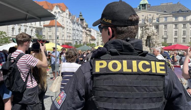 Romové v Brně odpískali demonstraci. Obavy z nepokojů ale trvají