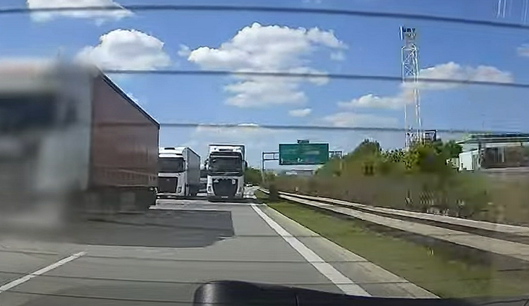 VIDEO: Policie na obchvatu Olomouce natočila několik kamionů, jak předjíždějí v zákazu
