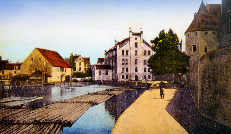 V roce 1930 přestala téci za klášterem Vltava. Vltavu zavedl za klášter technický zakladatel městě rytíř Hirzo kolem toku 1265.