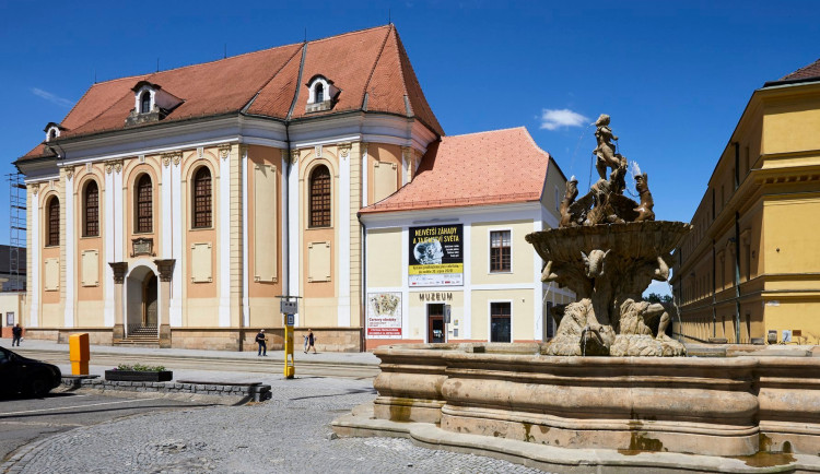 Policie stíhá tři lidi za dotační podvod ve Vlastivědném muzeu. Obstavila jim majetek, škoda je 14 milionů