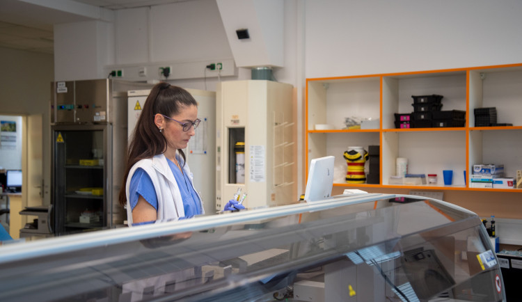Vědci z Olomouce vyvinuli novou metodu vyšetření moče. Dětským pacientům může zachránit život