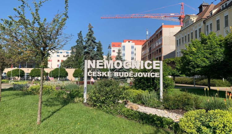 Stav zaměstnanců budějovické nemocnice, které zranil muž mačetou, je stabilizovaný