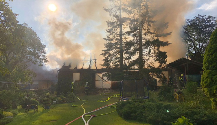 Požár kompletně zničil stodolu na Táborsku. Zasáhl i obytný dům