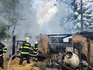 Požár kompletně zničil stodolu na Táborsku. Zasáhl i obytný dům