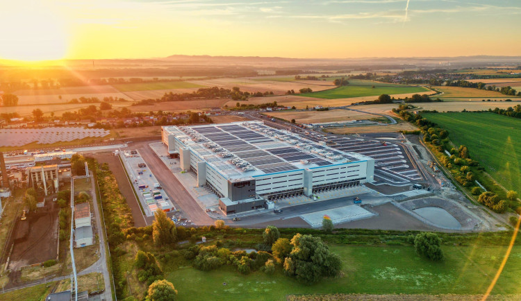 Americký gigant Amazon dnes zahájil provoz obřího centra v Kojetíně. První přijatou zásilkou byla lampička