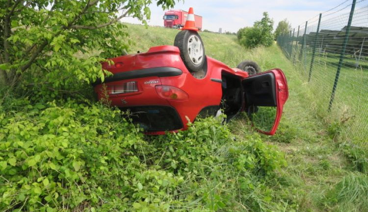 Cizinec jel z Přerova na Hulín se čtyřmi promile. Na křižovatce vyletěl ze silnice a skončil na střeše