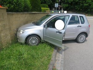 Opilý řidič srazil cyklistu a narazil do betonového plotu. Nadýchal přes čtyři promile