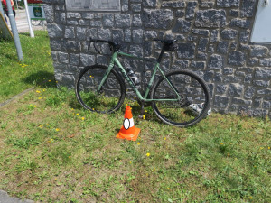 Opilý řidič srazil cyklistu a narazil do betonového plotu. Nadýchal přes čtyři promile