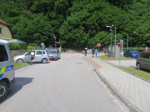 Opilý řidič srazil cyklistu a narazil do betonového plotu. Nadýchal přes čtyři promile