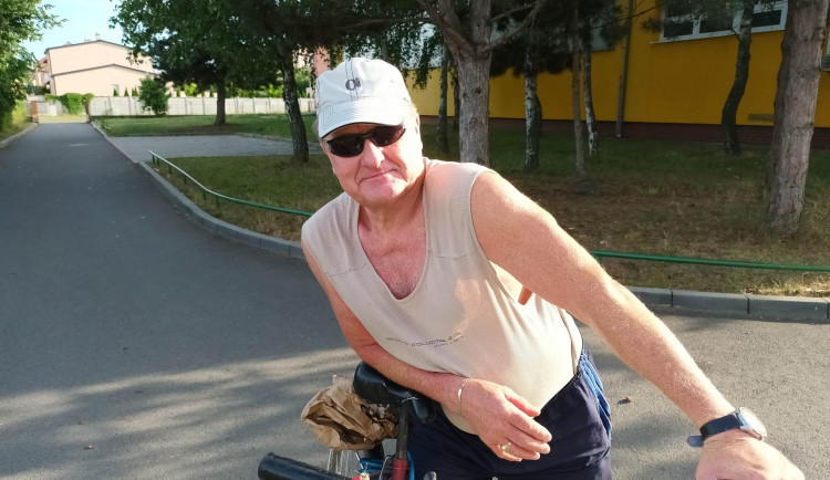 VIDEO: Muž jezdí po Prostějově na kole a zpívá si pro radost. Většinou vzbuzuje úsměvy