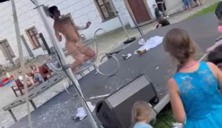 VIDEO: Slavnosti růžového vína trochu jinak. Před dětmi se v Třebíči natřásala polonahá burleska. Krajně nevhodné, kritizuje město pořadatele