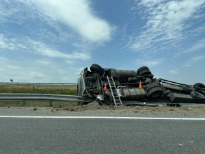 Na D3 se převrátil kamion, řidič skončil v nemocnici