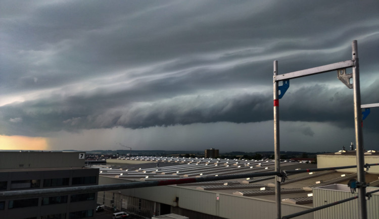 Olomoucký kraj mohou zasáhnout silné supercelární bouře a velké kroupy, varuje výstraha