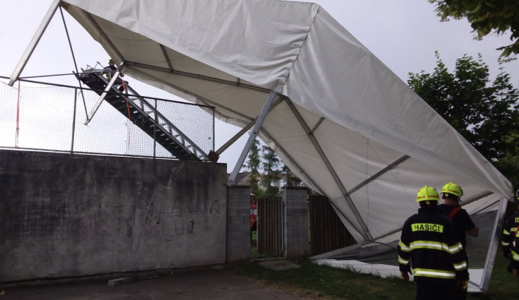 Krajem se přehnaly bouřky. V Kojetíně vyvrácený strom zastavil vlak, v Olšanech vítr odnesl stan