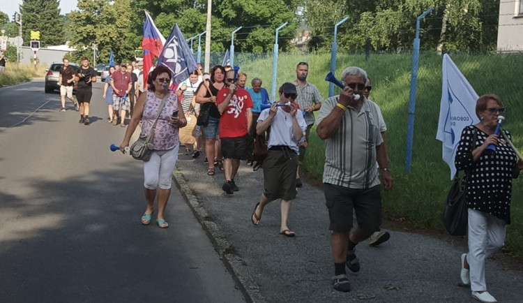 Strakonicemi prošel protestní pochod odborářů. Nesouhlasí s podobou vládního konsolidačního balíčku.