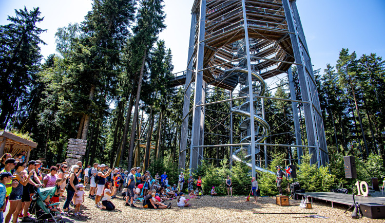Přijeďte oslavit jedenácté narozeniny Stezky korunami stromů na Lipně. Bude Reago a mnoho dalšího