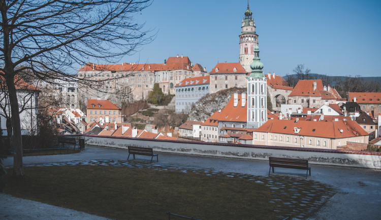 Do Českého Krumlova se vrací turisté. Tržby z parkování byly loni rekordní