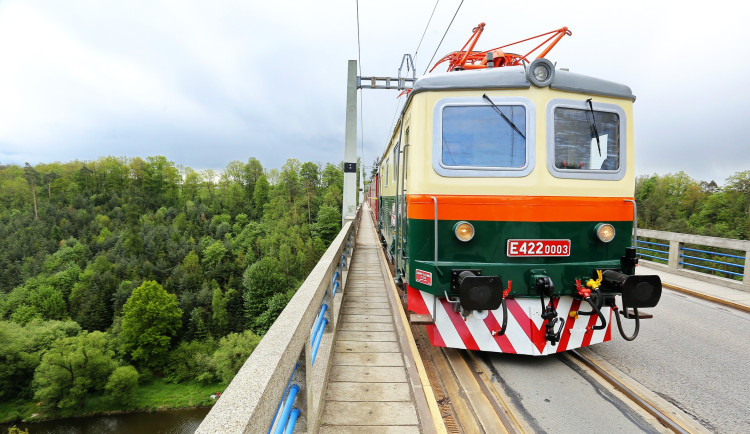 První elektrifikovanou trať v Česku z Tábora do Bechyně čeká oprava, trakce zůstane