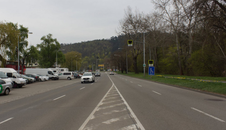 Oprava Bauerovy ulice komplikuje koupání na Riviéře. Město otevřelo nové parkoviště
