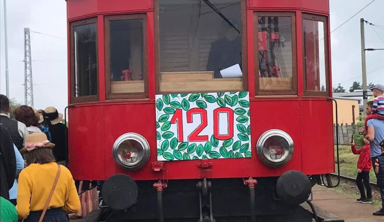 Historická Elinka na železnici připomněla 120 let tratě z Tábora do Bechyně